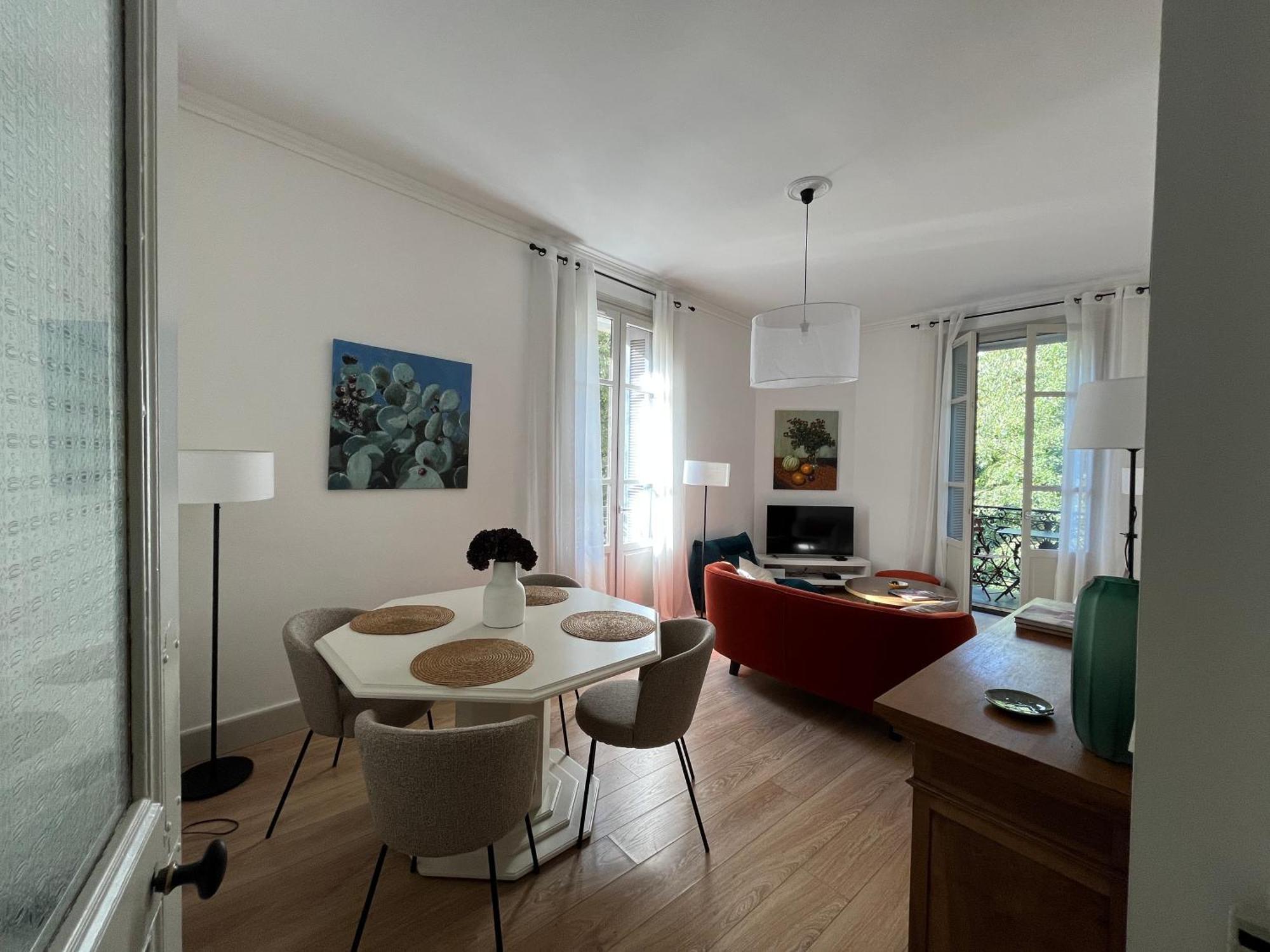Nimes , Appartement Renove Dans Immeuble Classe. Exterior photo