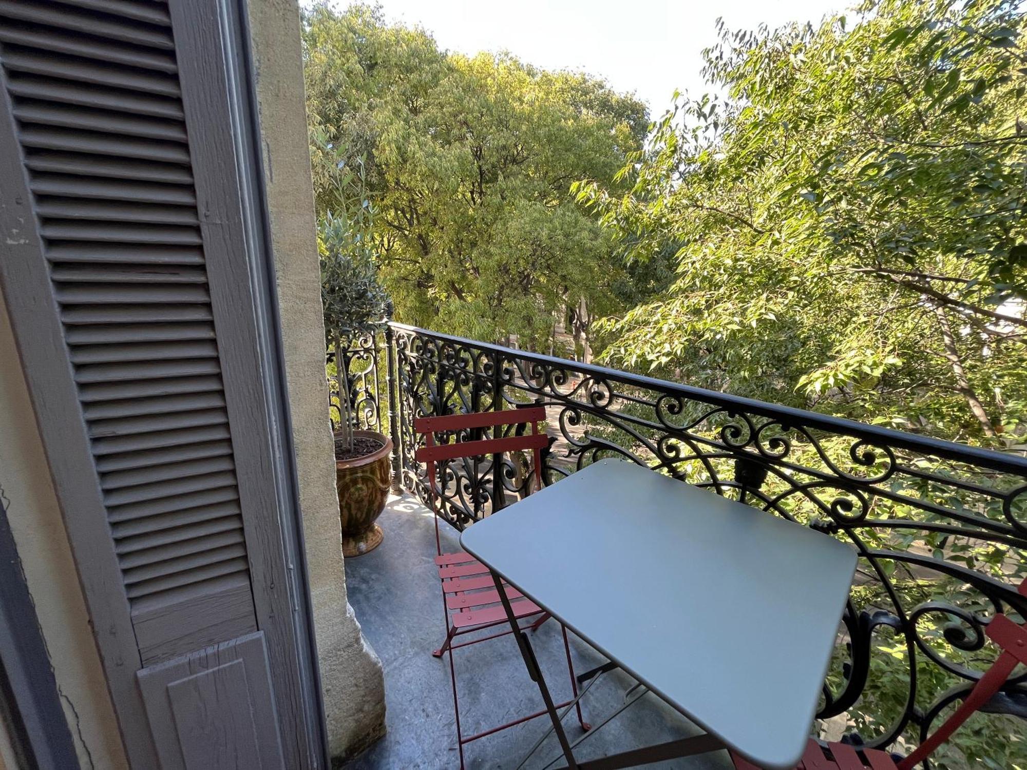 Nimes , Appartement Renove Dans Immeuble Classe. Exterior photo